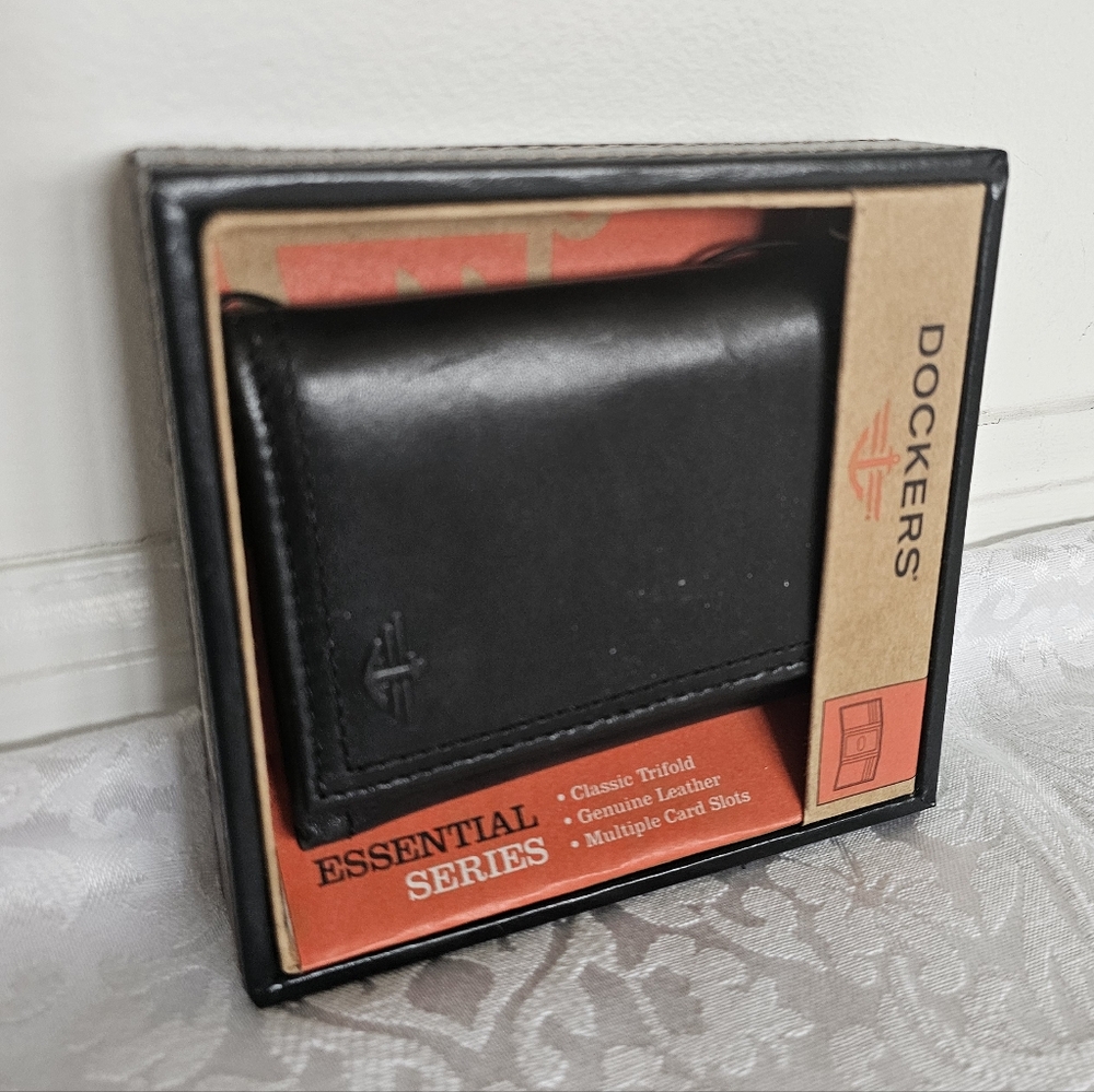 Dockers Essential Series Black Leather Wallet- New in Box!